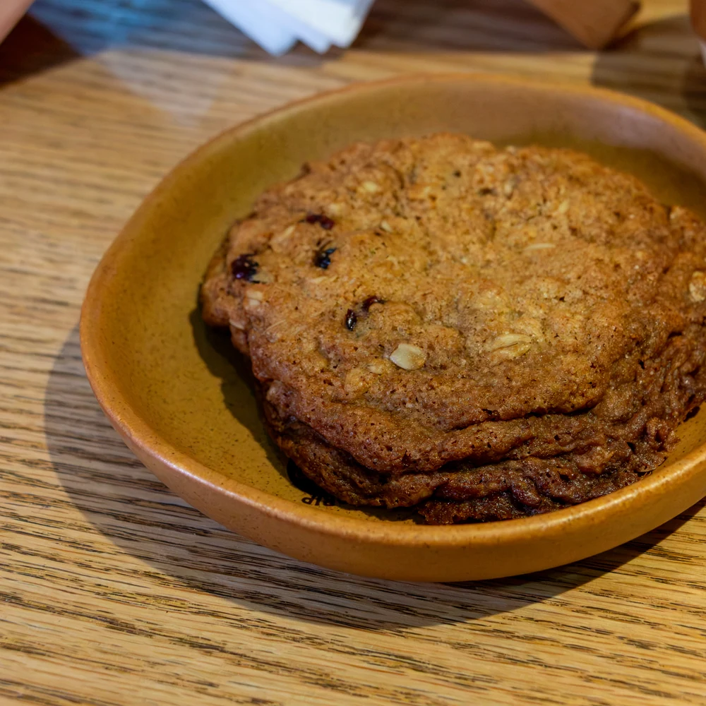 Galleta recién horneada de la casa, servida en plato de barro