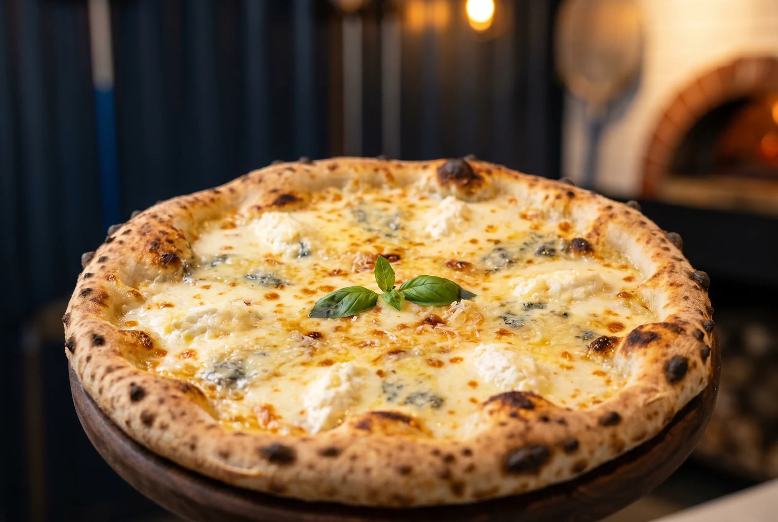 Pizza de queso con triple cobertura de mozzarella sobre tomate San Marzano
